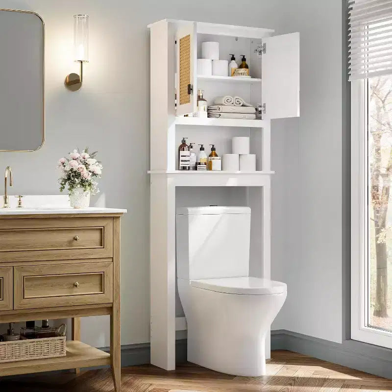 Armario de Almacenamiento para Inodoro Estilo Rústico Blanco con Puertas de Ratán Natural, Estante Ajustable, Organizador de Baño Versátil