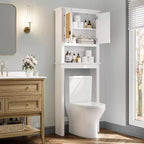 Armario de Almacenamiento para Inodoro Estilo Rústico Blanco con Puertas de Ratán Natural, Estante Ajustable, Organizador de Baño Versátil