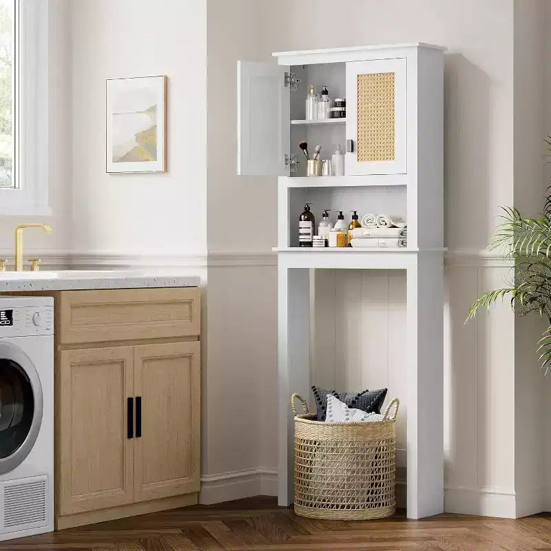Armario de Almacenamiento para Inodoro Estilo Rústico Blanco con Puertas de Ratán Natural, Estante Ajustable, Organizador de Baño Versátil