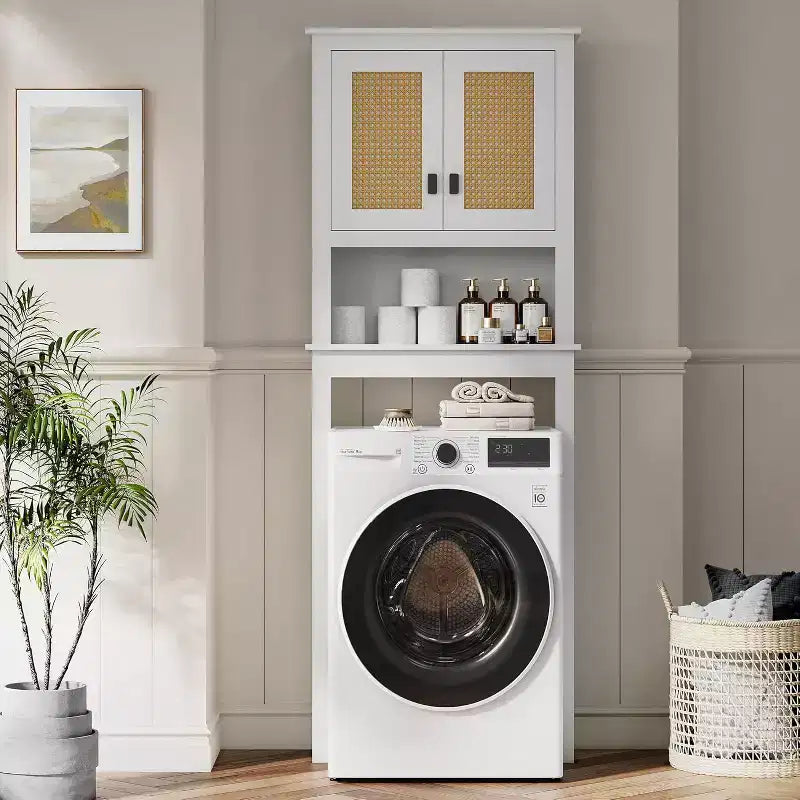 Armario de Almacenamiento para Inodoro Estilo Rústico Blanco con Puertas de Ratán Natural, Estante Ajustable, Organizador de Baño Versátil