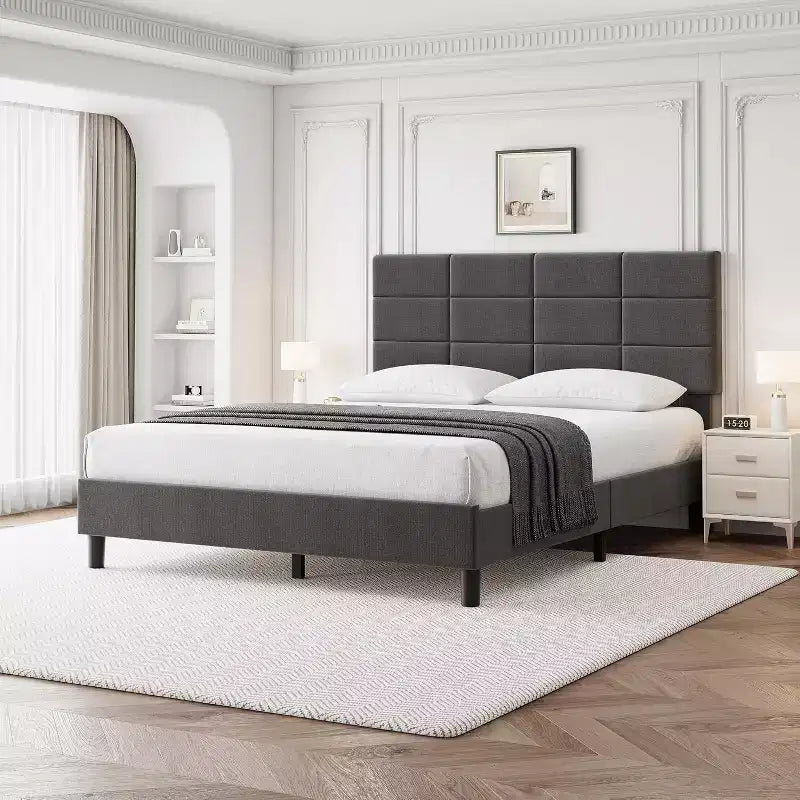 Cama de plataforma totalmente tapizada con cabecero ajustable. Soporte de láminas de madera resistente, sin ruidos, no necesita somier y es de fácil montaje.