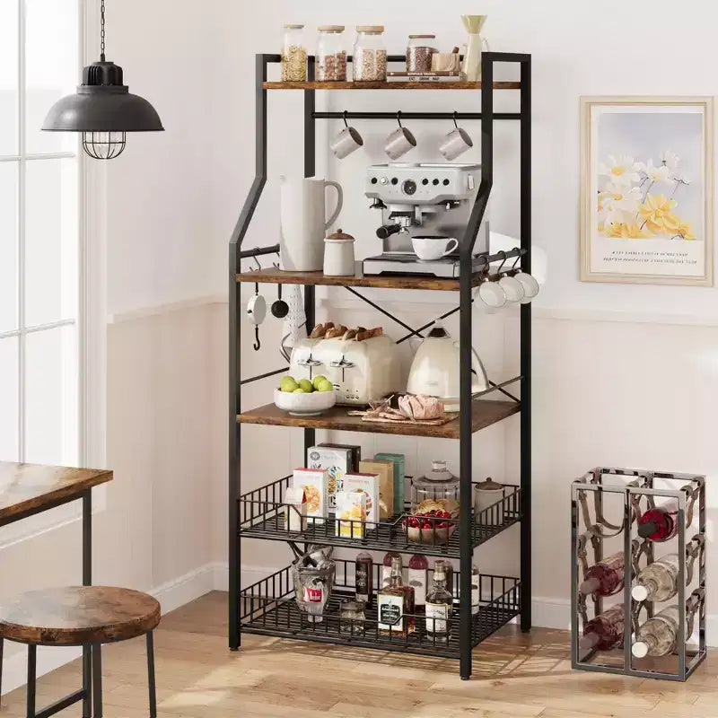 Estante industrial para panaderos de 5 niveles con 2 cestas de rejilla grandes y 8 ganchos - Soporte para microondas de cocina y estantes de almacenamiento para barra de café