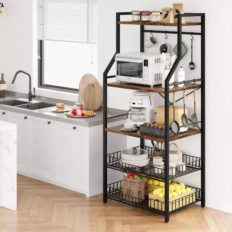 Estante industrial para panaderos de 5 niveles con 2 cestas de rejilla grandes y 8 ganchos - Soporte para microondas de cocina y estantes de almacenamiento para barra de café