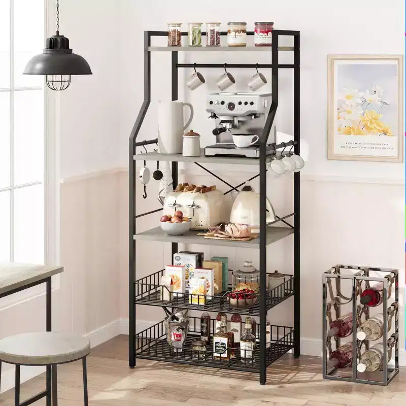 Estante industrial para panaderos de 5 niveles con 2 cestas de rejilla grandes y 8 ganchos - Soporte para microondas de cocina y estantes de almacenamiento para barra de café