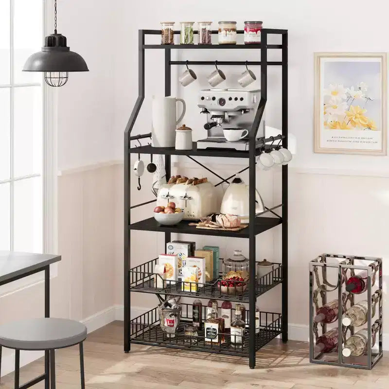 Estante industrial para panaderos de 5 niveles con 2 cestas de rejilla grandes y 8 ganchos - Soporte para microondas de cocina y estantes de almacenamiento para barra de café