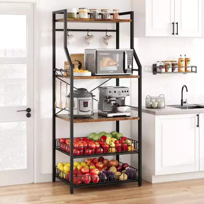 Estante industrial para panaderos de 5 niveles con 2 cestas de rejilla grandes y 8 ganchos - Soporte para microondas de cocina y estantes de almacenamiento para barra de café