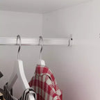 Armario de doble puerta con barra para colgar y cajón, organizador de ropa para dormitorio que ahorra espacio