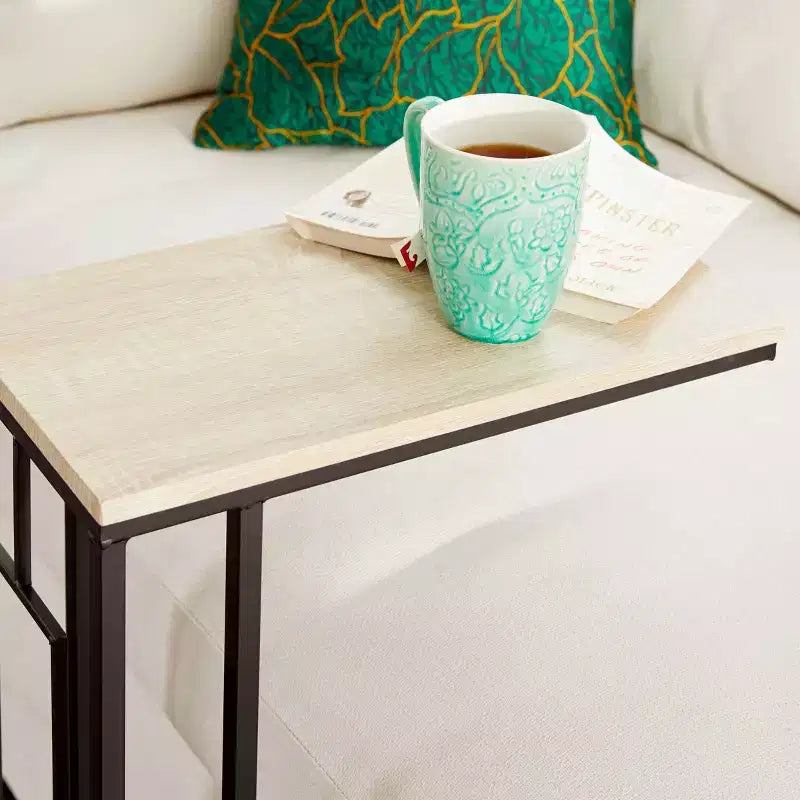 Mesa Auxiliar de Sofá Moderna de Hierro y Madera con Forma de C, Marco Negro, 19x10x26 pulg.